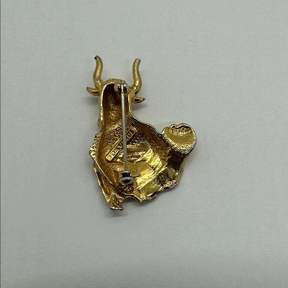 DaVinci Gold and Silver Matador Bull Pin Brooch - Picture 2 of 5